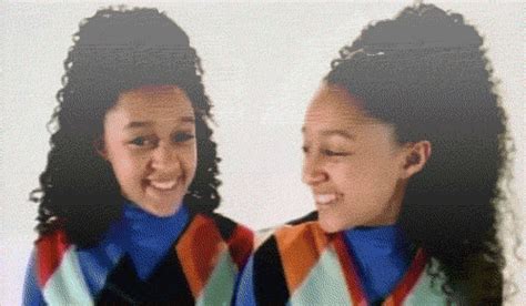 Here's what you probably never noticed about the "Sister Sister" theme song ...