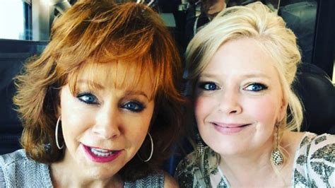 Reba McEntire Reunites With Former "Reba" Co-Star Melissa Peterman For ...