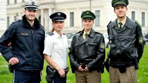 Video: Neue Uniformen: Gehen Bayerns Polizisten bald "blau" auf Streife? - Nachrichten Bayern ...