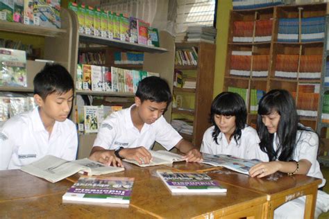 Gambar Siswa Sedang Membaca Buku Di Perpustakaan | Ruang Ilmu