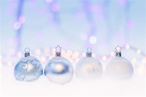 Four silver white christmas bulbs background - Photopublicdomain.com