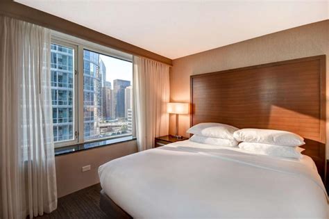 Embassy Suites Chicago Downtown Magnificent Mile Hotel (Chicago (IL ...