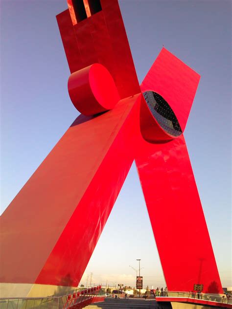 Plaza de la Mexicanidad, monumento a la X, creada por el escultor Chihuahuense Sebastian. C.d ...