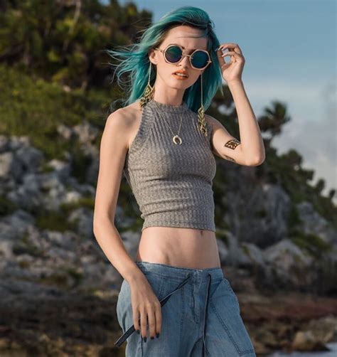 Bring back low waisted jeans with crop tops. : r/midriff