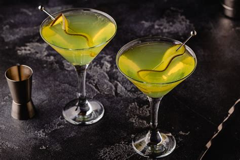 Dirty Martini: Best Cocktail Recipe + 5 Delicious Variations