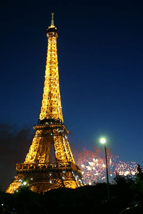 Fireworks at the Eiffel Tower | Nathan Colquhoun | Flickr