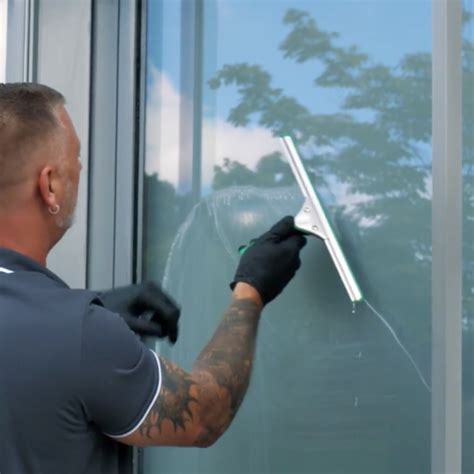 Squeegee Window Cleaning I Professional Window Cleaning I Unger USA