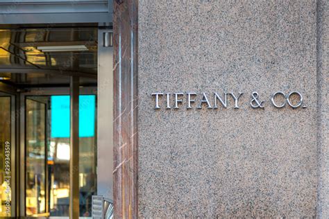 Tiffany & Co flagship store at the corner of Fifth Avenue and 57th ...