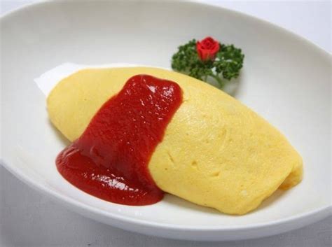 OMURICE ( omelet covered ketchup fried rice) - TOKYO travel TIPS