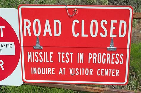 ファイル:ROAD CLOSED sign on WSMN and WSMR.jpg - Wikipedia