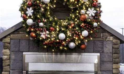 Large Outdoor Lighted Christmas Wreaths • Christmas Lights Ideas