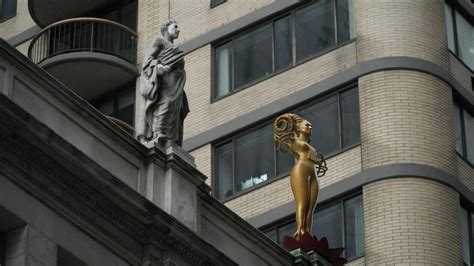 Woman statue finally takes spot beside Moses, Confucius at New York court - YouTube