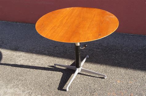 Adjustable teak round coffee table