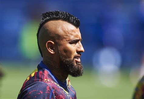 Arturo Vidal says Barcelona must change its playing style