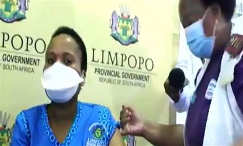 [WATCH] Health MEC and frontline workers vaccinated at Mankweng ...