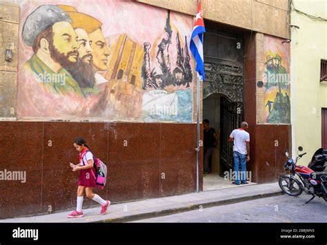 Che guevara cuba communist flag havana hi-res stock photography and ...