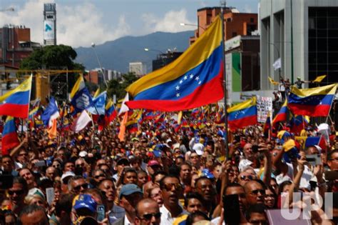 Photo: Supporters of Venezuelan Opposition Leader Juan Guaido ...