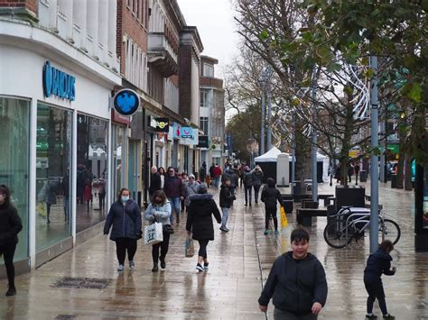 Busy day in Hull city centre as Christmas shoppers flock to shops ...