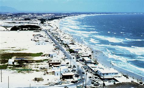 [Photos] Vung Tau in 1970: Bars, Beaches and a Bustling Bazaar - Saigoneer