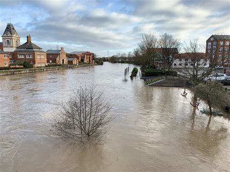 River Trent in flood in Newark © Andrew Abbott cc-by-sa/2.0 :: Geograph Britain and Ireland