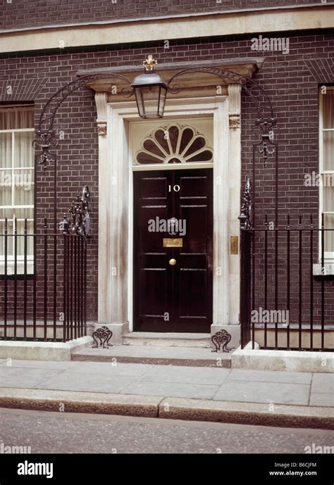 10 downing street door number hi-res stock photography and images - Alamy