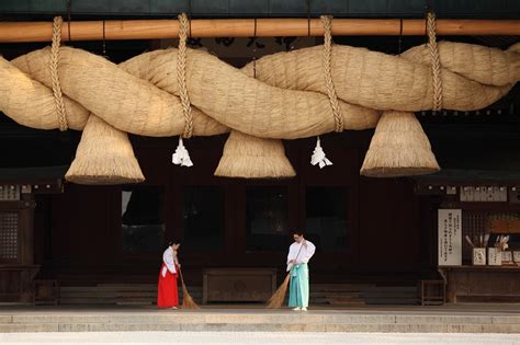 Incomparable dignity and the craftman’s skill, the largest Shimenawa (Shinto straw rope) in ...