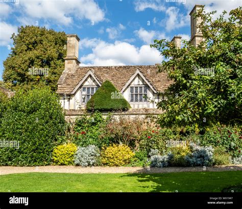 English cottage gardens hi-res stock photography and images - Alamy