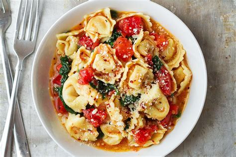 One-Pan Tomato Spinach Tortellini Recipe — Eatwell101