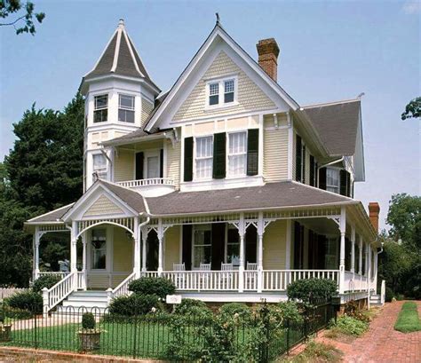 I love this Victorian House with a wonderful wrap around porch!!! The ...