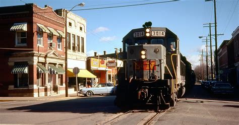 Towns and Nature: La Grange, KY: CSX/L&N Street Running