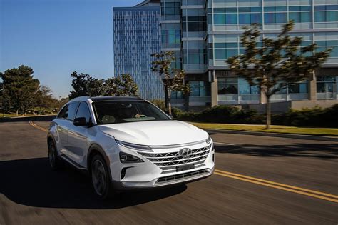 Hyundai Nexo debuts at CES 2018 with 370-mile range, new tech