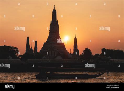 Wat Arun Temple at sunset in Bangkok, Thailand Stock Photo - Alamy