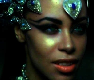 Aaliyah on the set of the movie "Queen of the Damned " - Aaliyah Photo ...