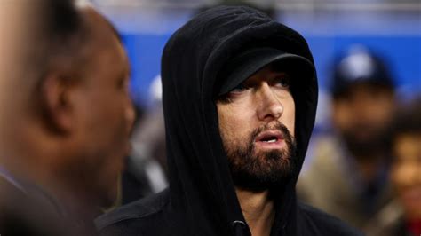 Eminem middle finger: Photo shows rapper flipping off 49ers fans at ...