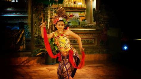 Tari Legong Bali, merupakan tarian yang berlatar belakang kisah cinta