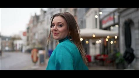 Laura Omloop - Hier ben ik thuis (Official Video) - YouTube