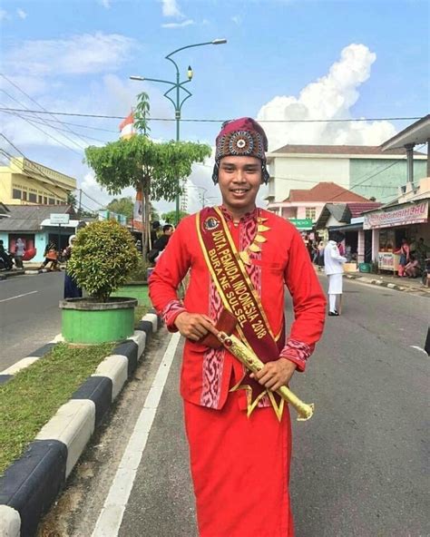 Pakaian Adat Suku Toraja : Dian Anggraini: Mengenal keunikan Upacara Pemakaman dan ... - We did ...