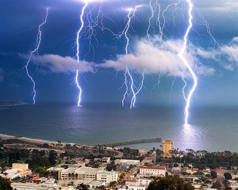 BEAUTIFUL Lightning strikes off the coast of Ventura, CA [1000x800] (Credit: Amery Carlson) : r ...