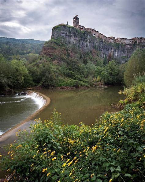 📍 Castellfollit de la Roca ・ El petit poble de Castellfollit de la Roca s’alça sobre una ...