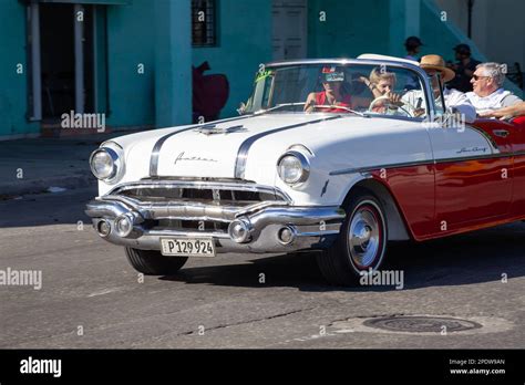 Cuban classic cars Stock Photo - Alamy