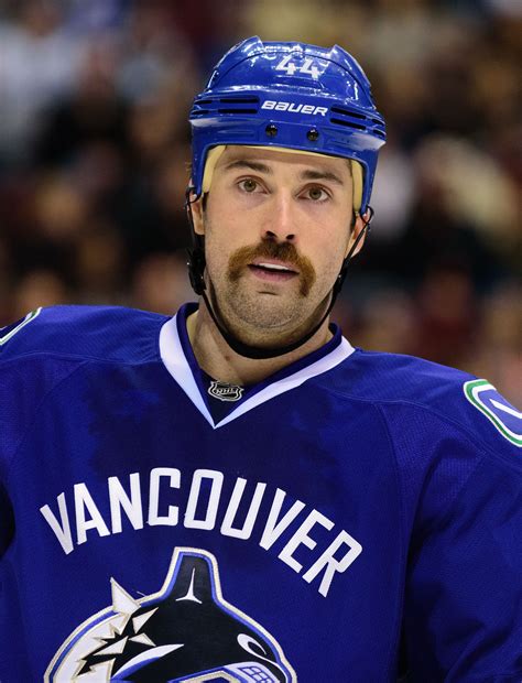 Vancouver Canucks Sign Erik Gudbranson