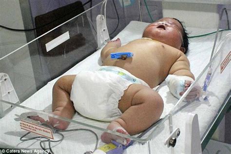 Indian mother gives birth naturally to a boy weighing more than a STONE | Daily Mail Online