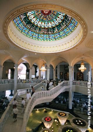 The interior of the Jame Asr' Hassanil Bolkiah Mosque | Bandar seri ...