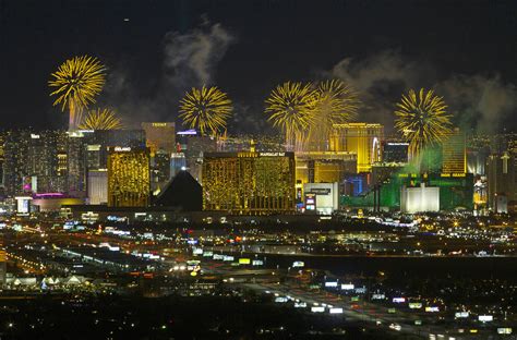 2019 breezes in with Las Vegas New Year’s Eve fireworks — VIDEO | Las ...