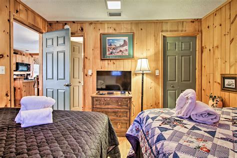 Private Gatlinburg Cabin: Pet Friendly W/ Hot Tub! in Gatlinburg w/ 2 BR (Sleeps6)