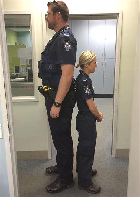 Photo of mismatched Queensland cops goes viral - 9News