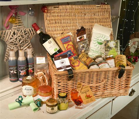 » 14 Christmas Hamper Ideas for Foodies