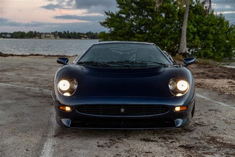 Jaguar XJ220