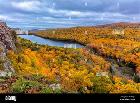 Lake of the Clouds in autumn in Porcupine Mountains Wilderness State ...