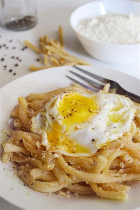 TRADITIONAL GREEK PASTA WITH MIZITHRA CHEESE AND EGG - 30 days of Greek ...